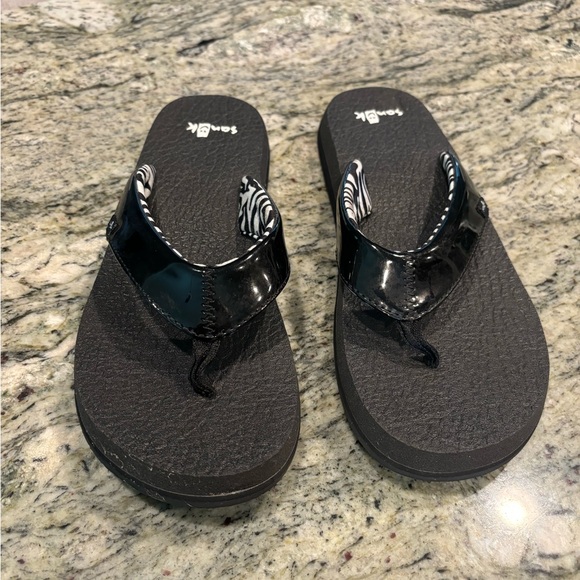 Sanuk Flip-Flops- Size 7 - Black & White - gently worn a few times - Picture 2 of 5